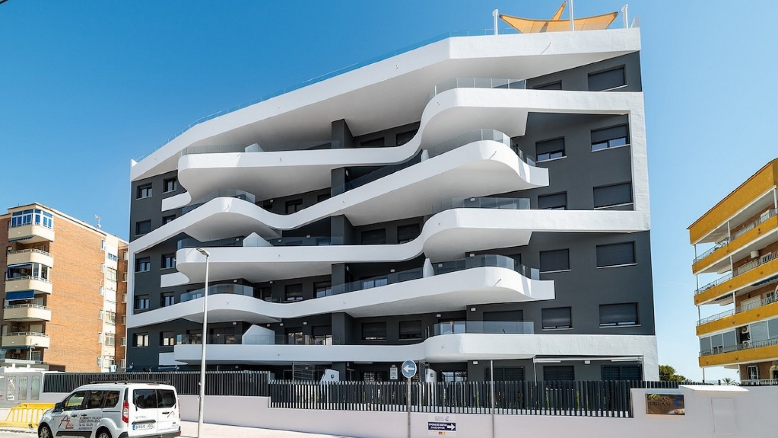 Exklusives Garten-Apartment mit Infinity-Pool und Meerblick