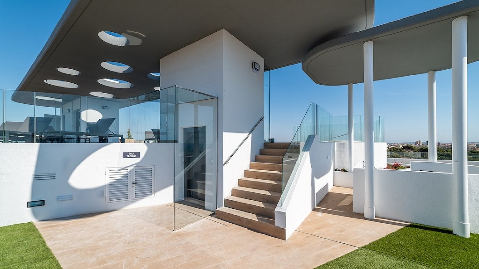 Exklusives Garten-Apartment mit Infinity-Pool und Meerblick