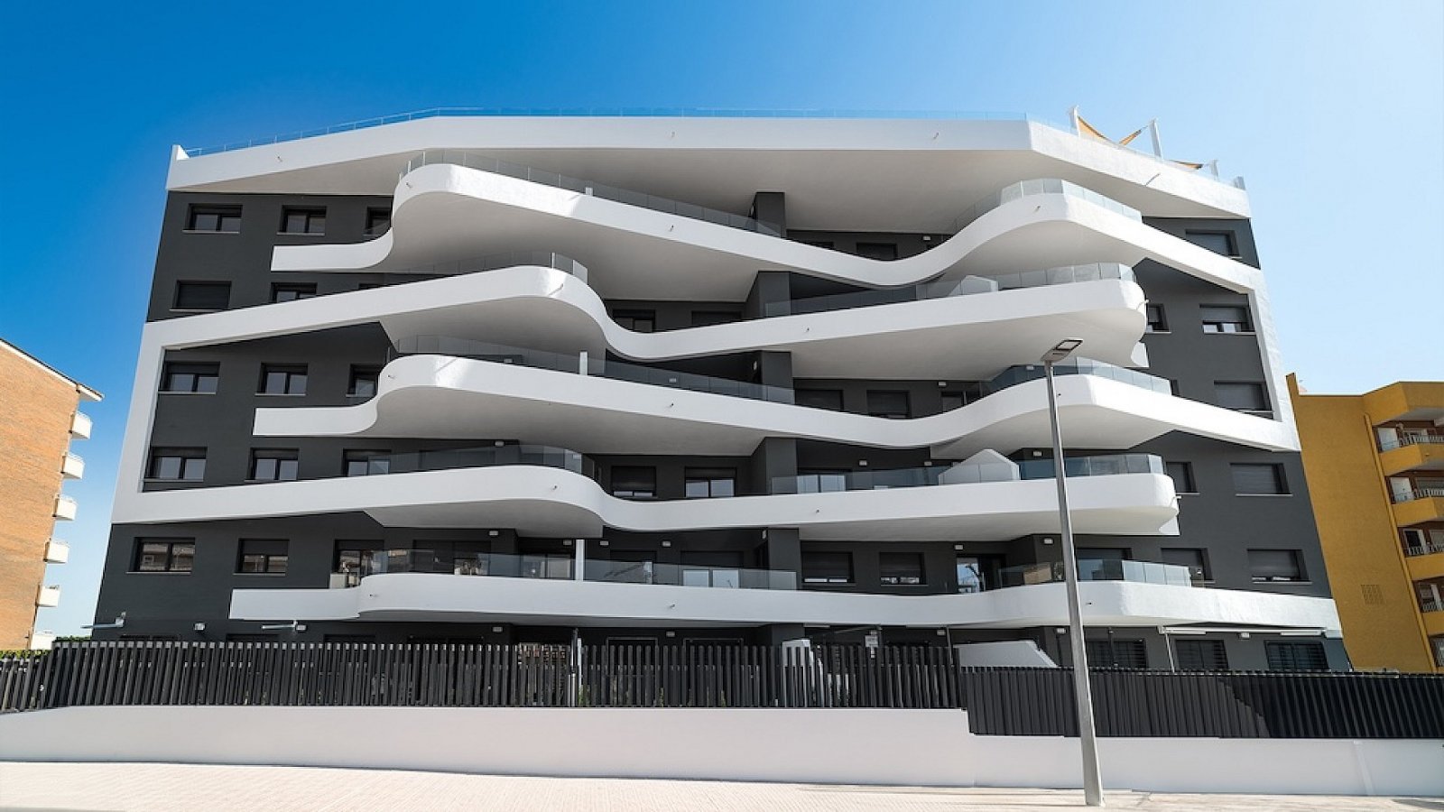 Exklusives Garten-Apartment mit Infinity-Pool und Meerblick