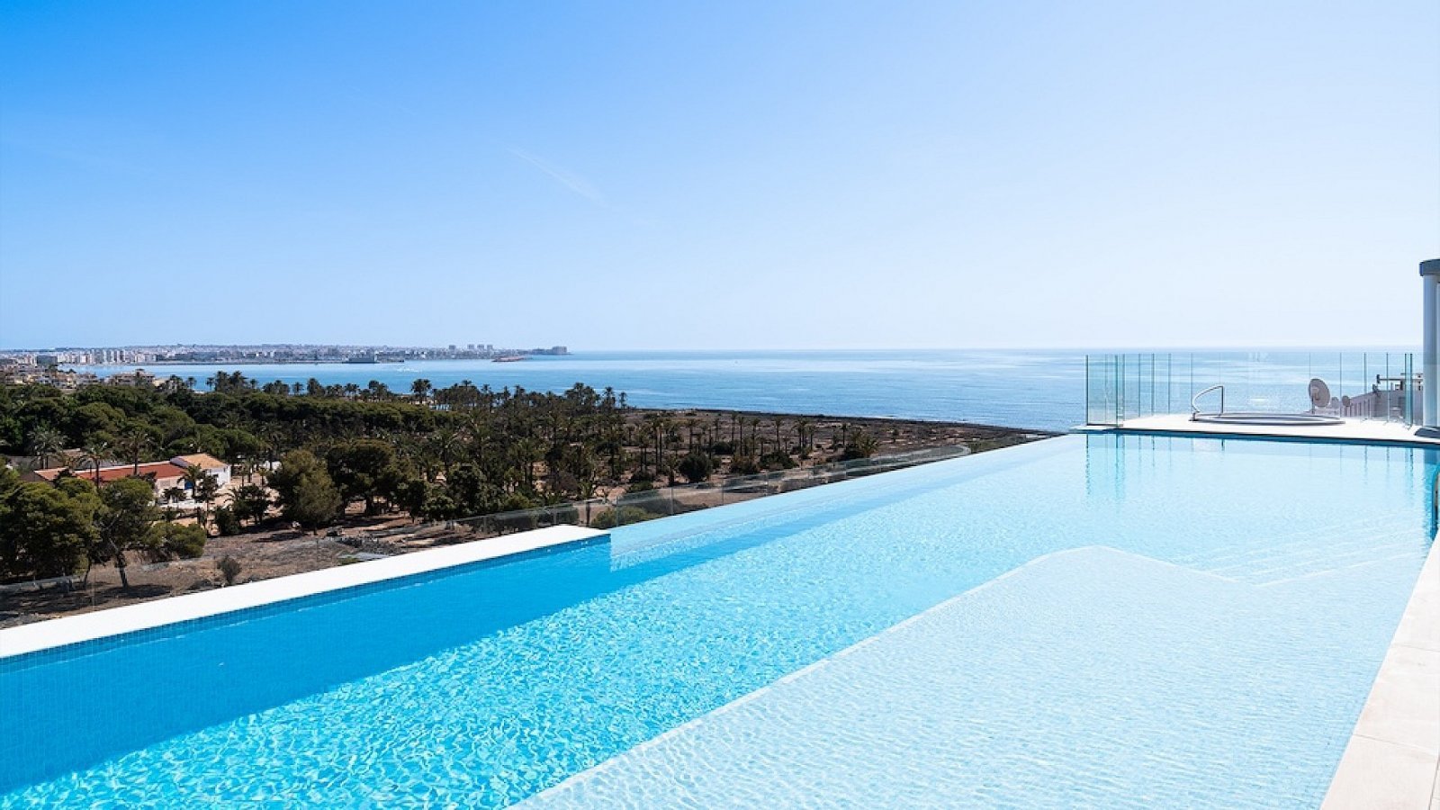 Exklusives Garten-Apartment mit Infinity-Pool und Meerblick