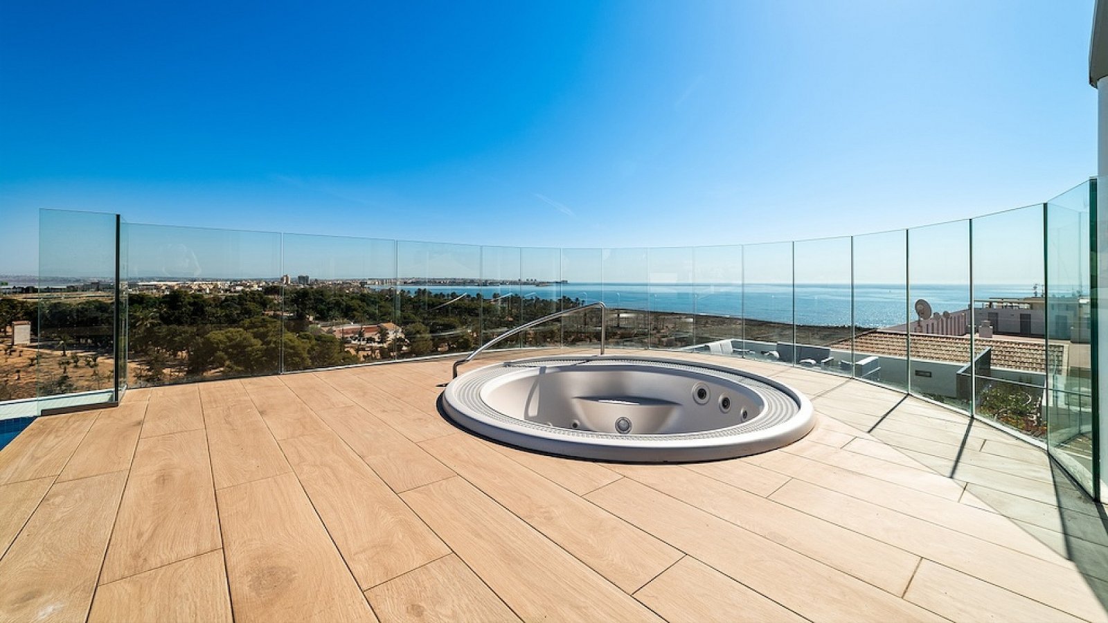 Exklusives Garten-Apartment mit Infinity-Pool und Meerblick