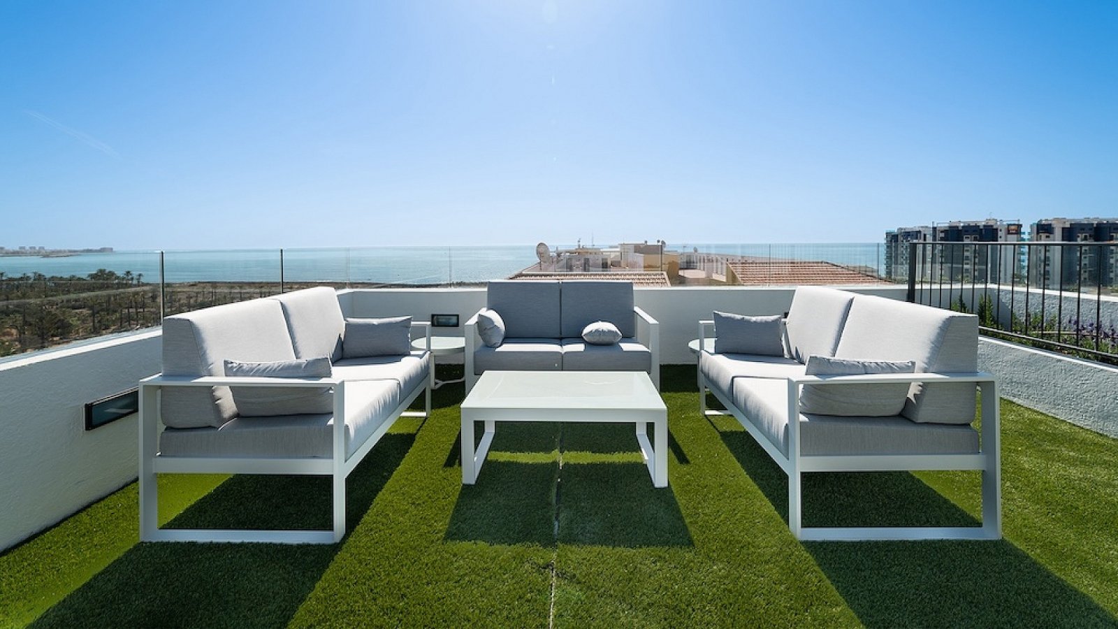 Exklusives Garten-Apartment mit Infinity-Pool und Meerblick