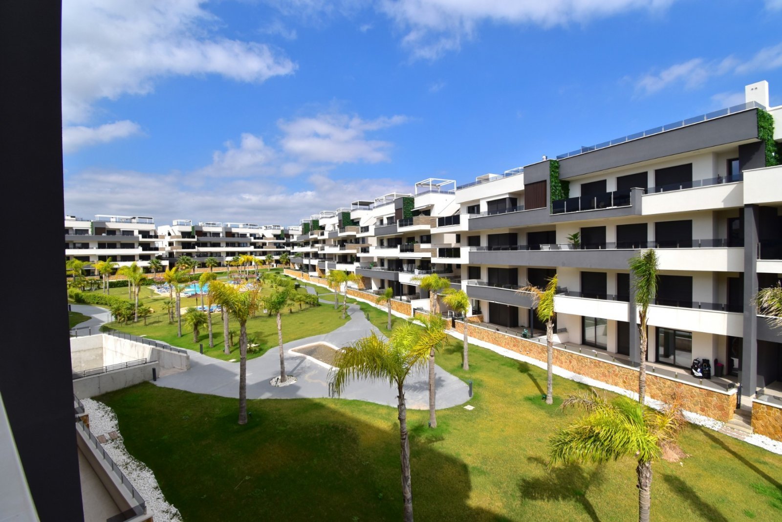Modernes Apartment mit großer Terrasse, Pool & Meerblick