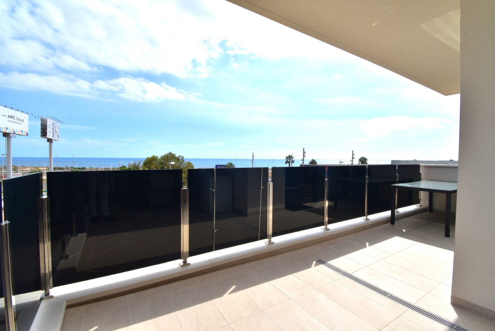Modernes Apartment mit großer Terrasse, Pool & Meerblick