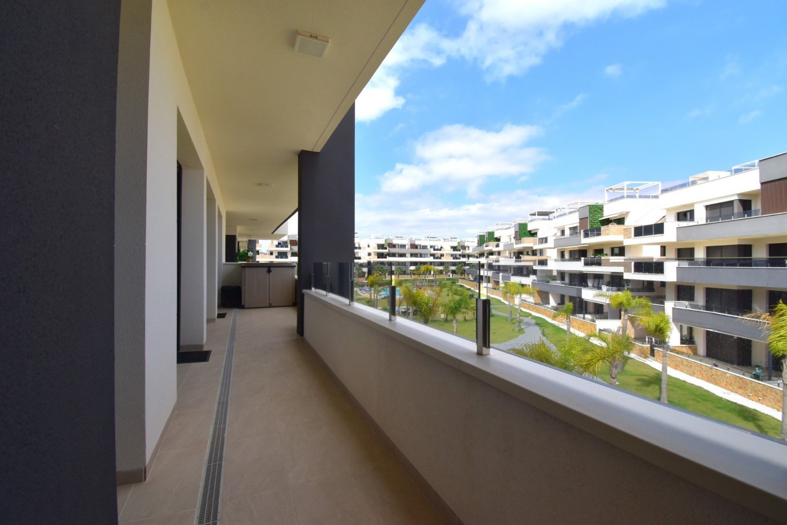 Modernes Apartment mit großer Terrasse, Pool & Meerblick