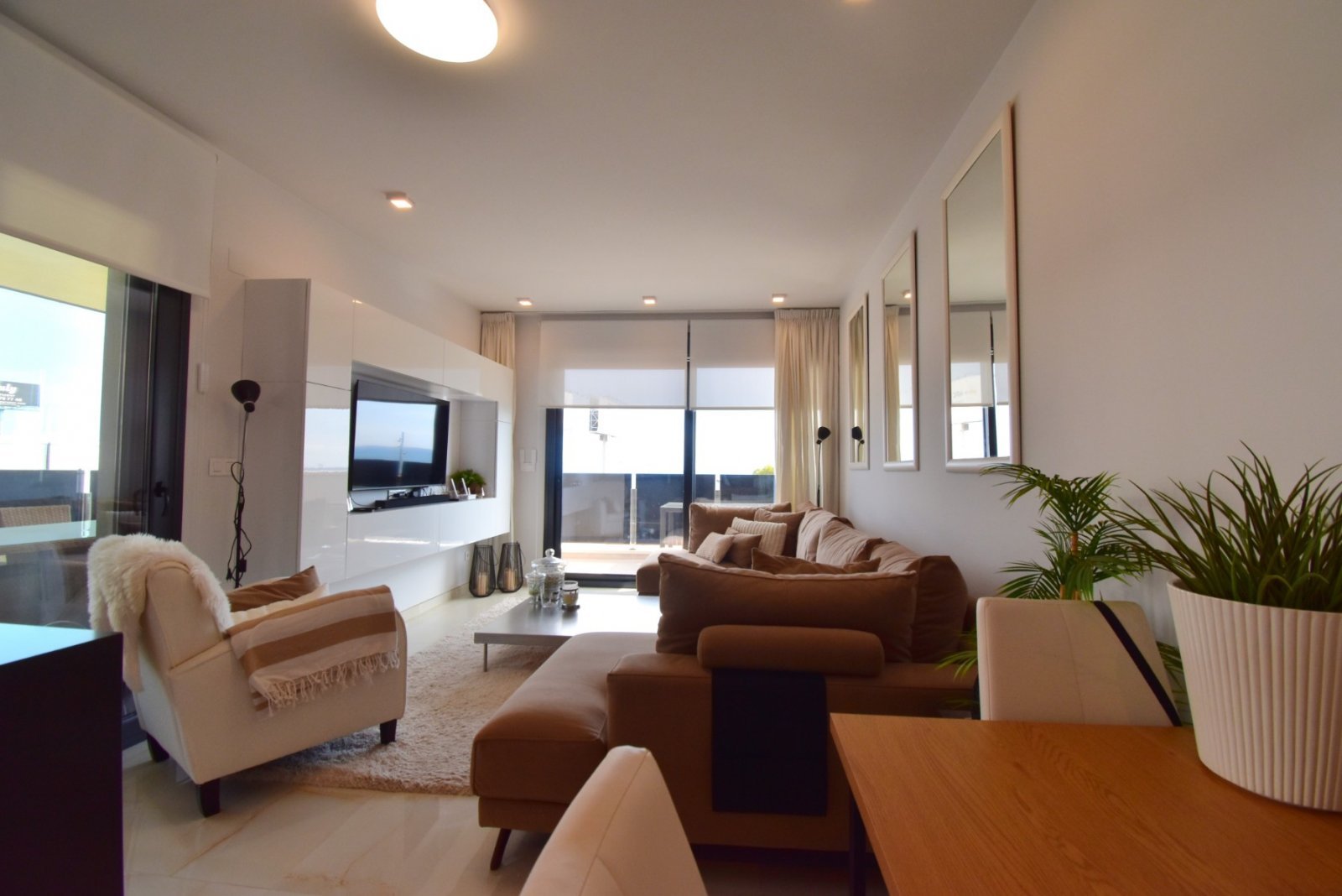 Modernes Apartment mit großer Terrasse, Pool & Meerblick