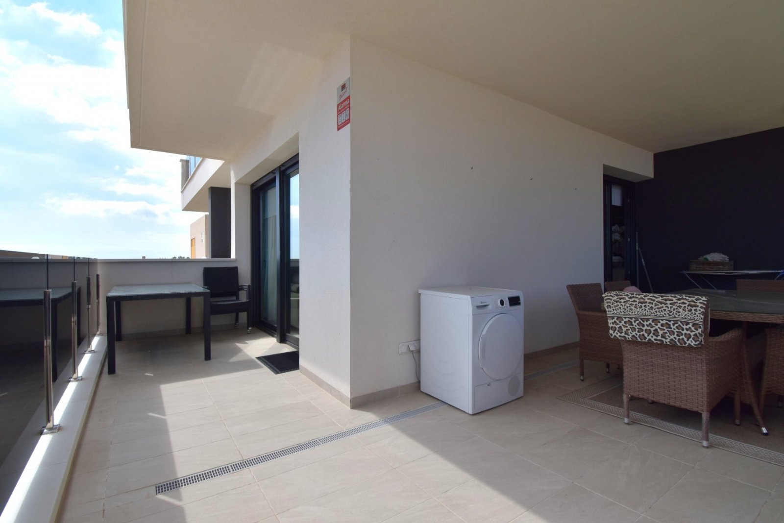 Modernes Apartment mit großer Terrasse, Pool & Meerblick