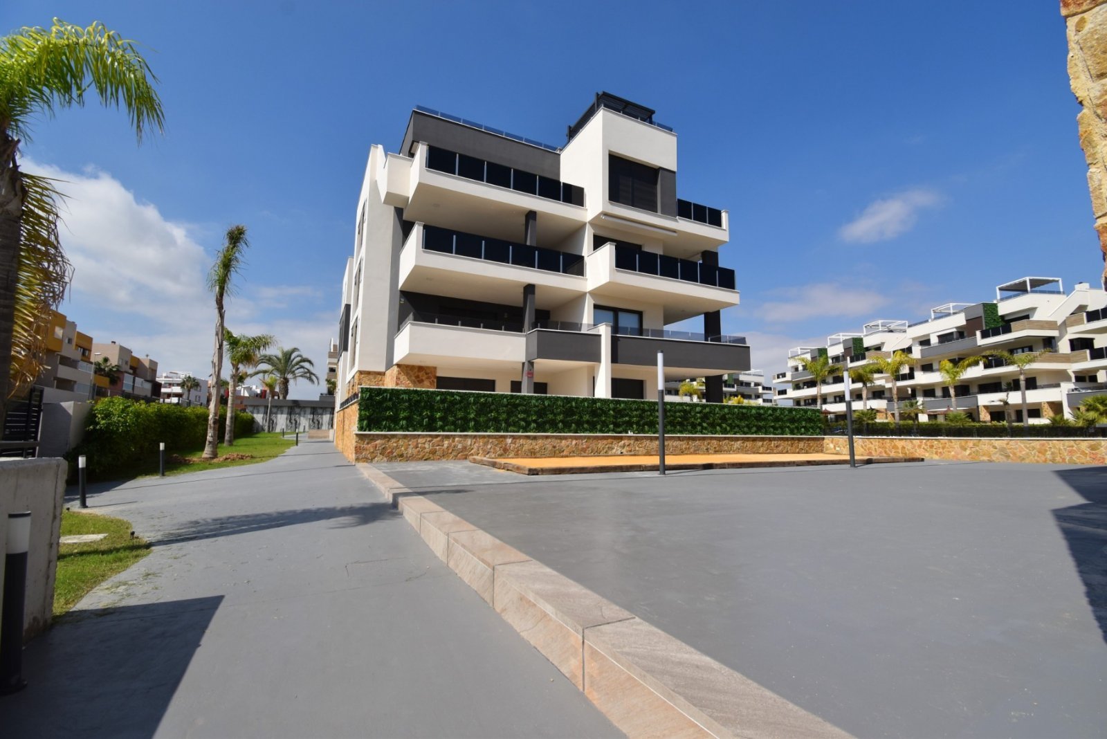 Modernes Apartment mit großer Terrasse, Pool & Meerblick