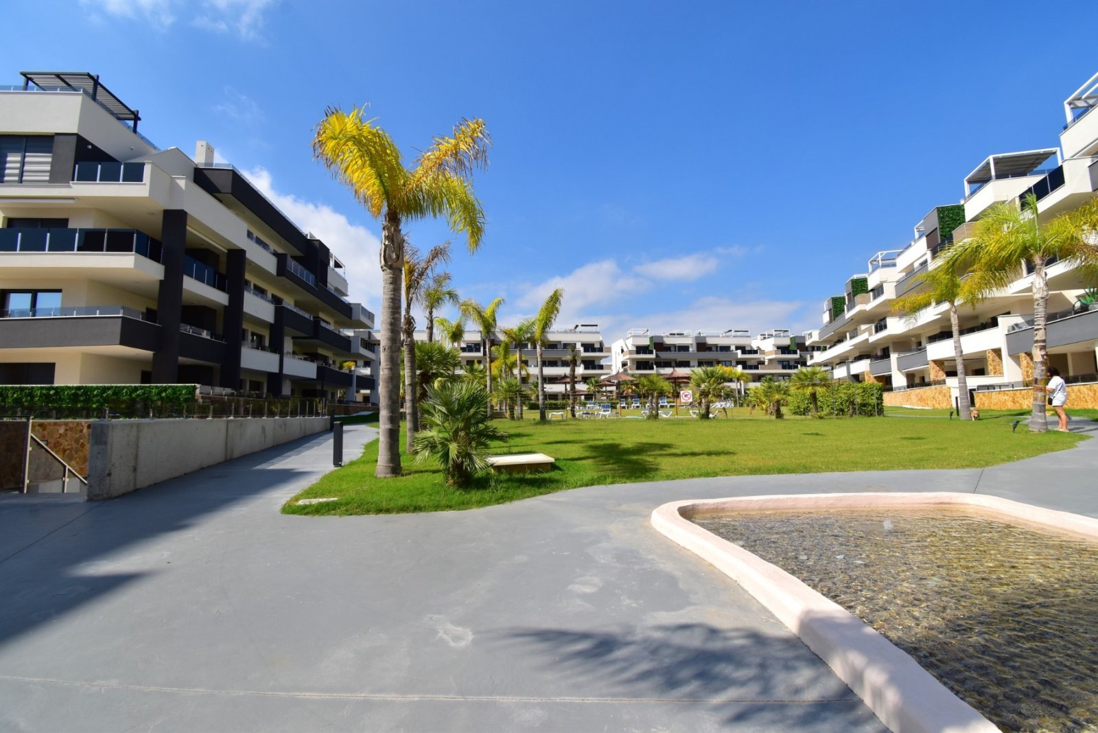 Modernes Apartment mit großer Terrasse, Pool & Meerblick