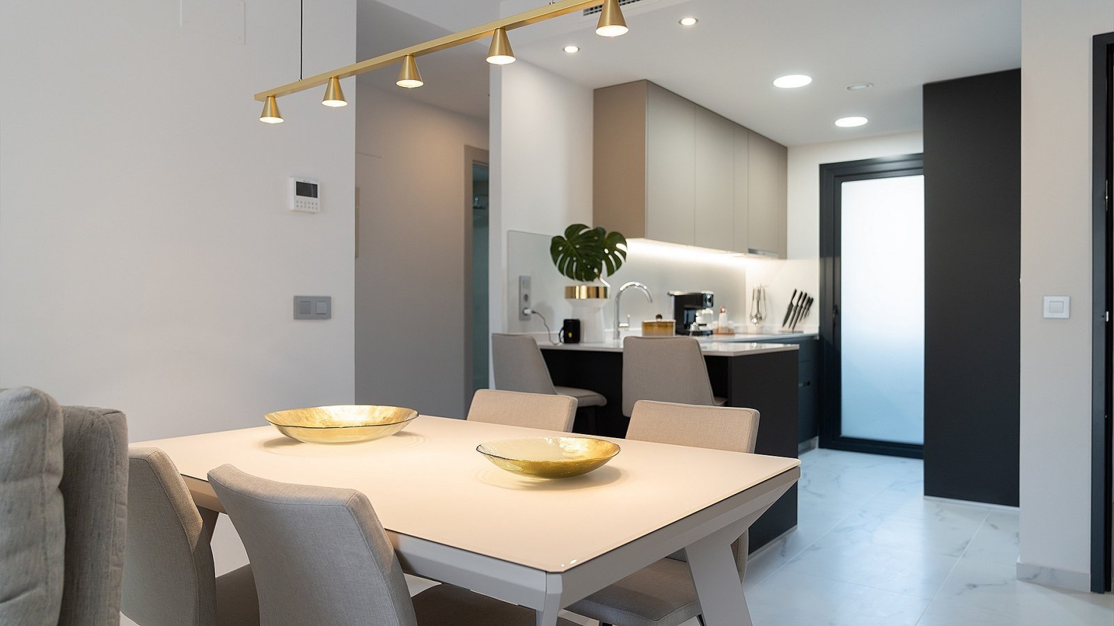 Modernes Apartment mit Dachterrasse, Pool und Parkplatz