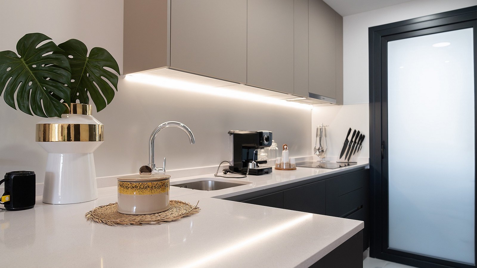 Modernes Apartment mit Dachterrasse, Pool und Parkplatz
