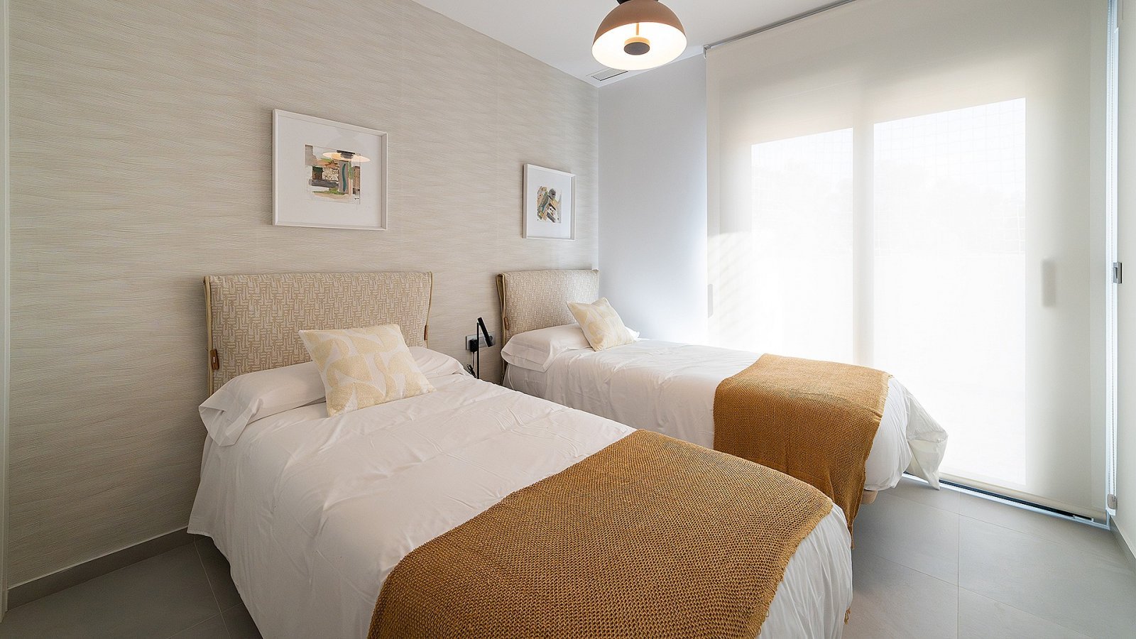 Modernes Apartment mit Dachterrasse, Pool und Parkplatz