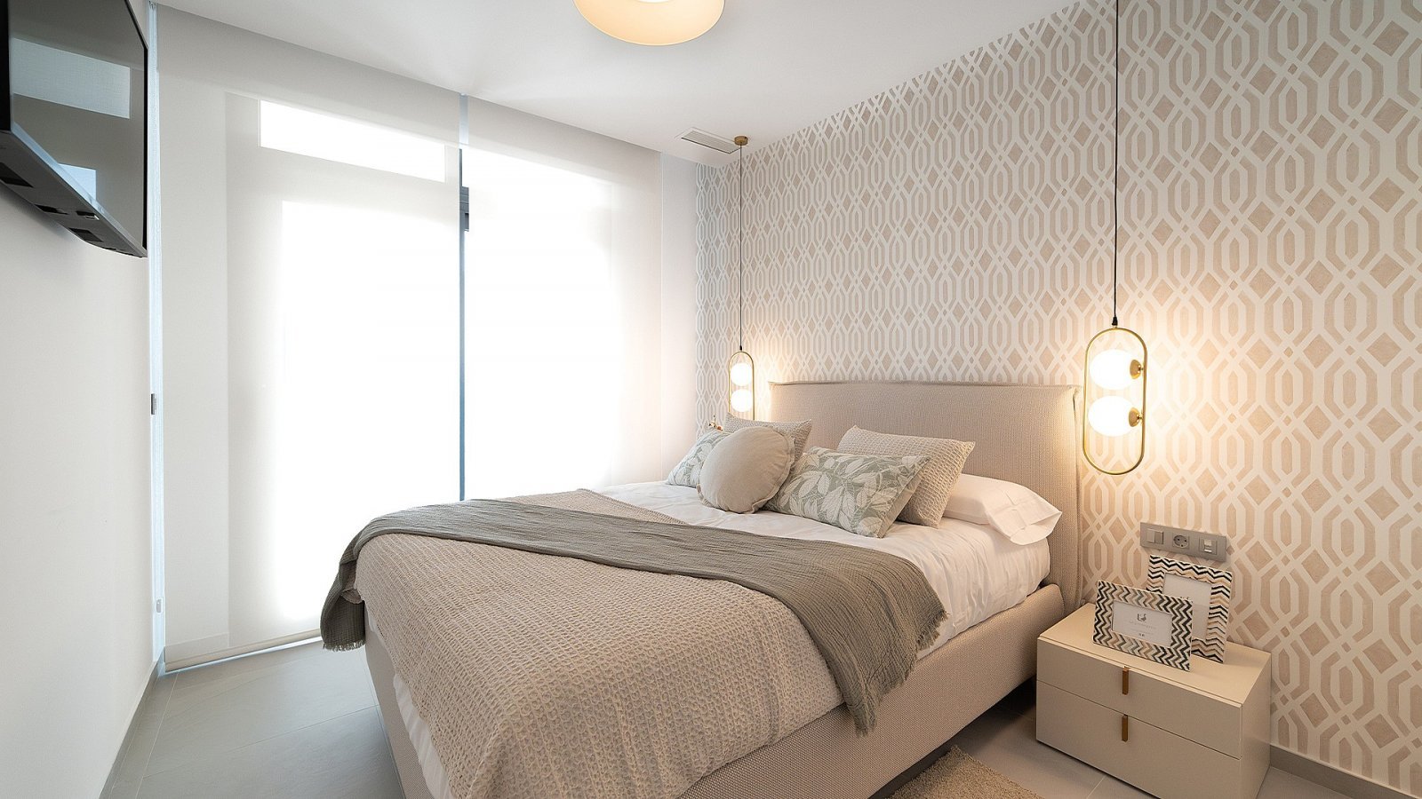 Modernes Apartment mit Dachterrasse, Pool und Parkplatz