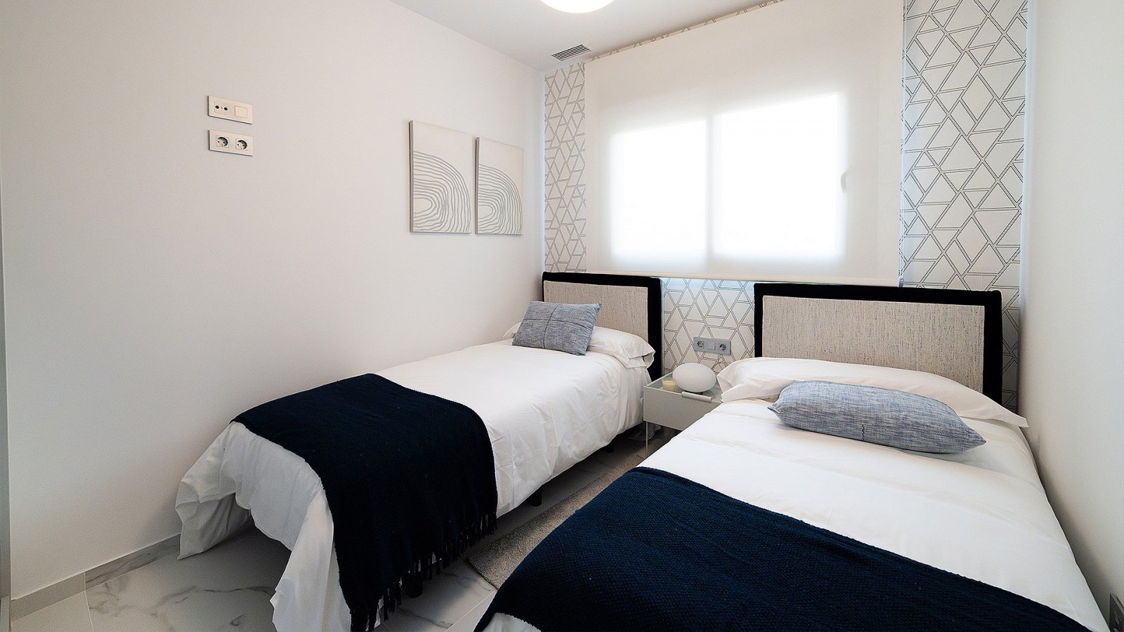 Modernes Apartment mit Dachterrasse, Pool und Parkplatz