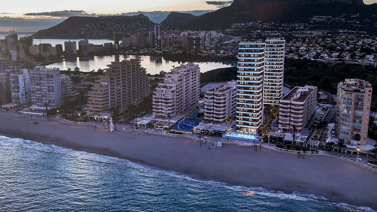 Luxuswohnung am Meer mit Terrasse und Infinity-Pool