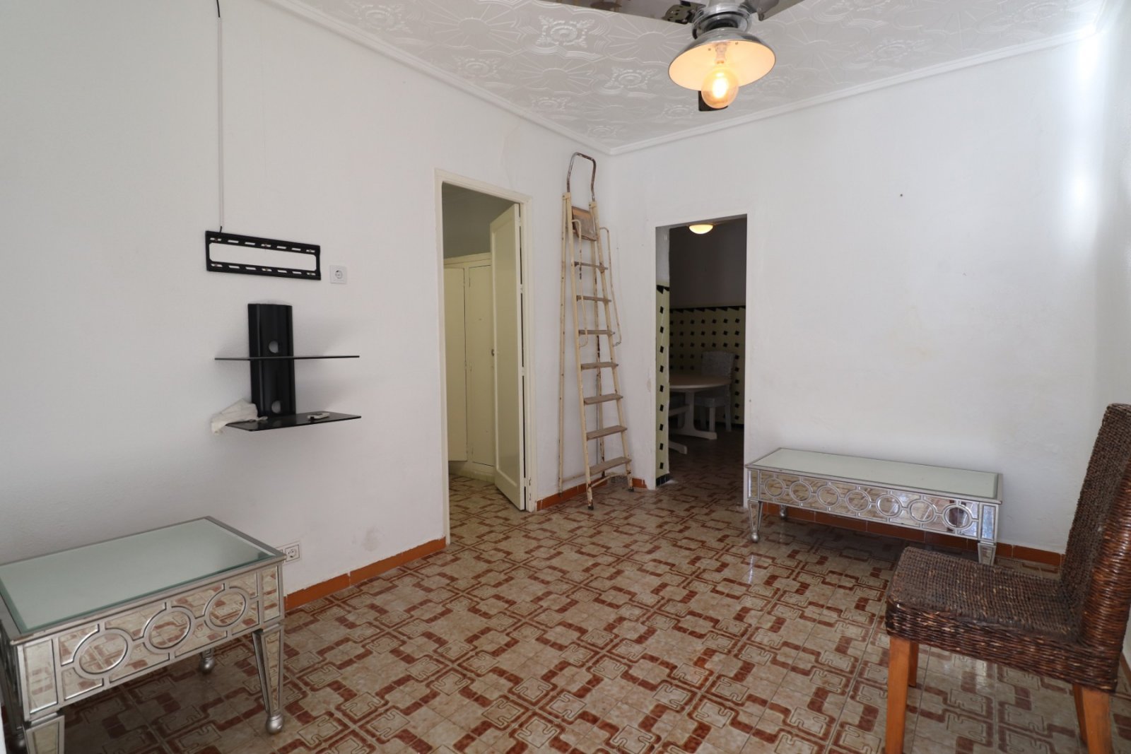 Zentral gelegenes Bungalow mit großem Renovierungspotenzial