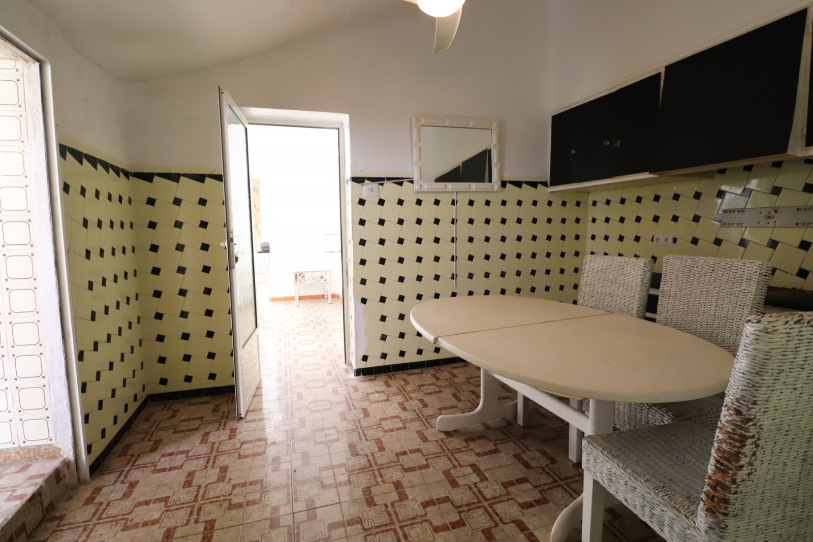 Zentral gelegenes Bungalow mit großem Renovierungspotenzial
