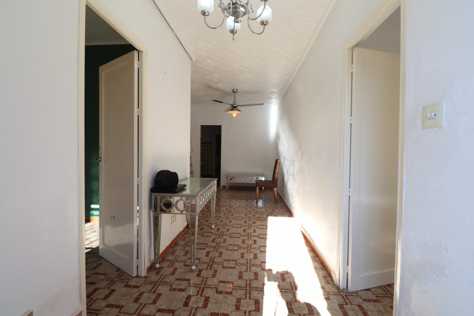 Zentral gelegenes Bungalow mit großem Renovierungspotenzial
