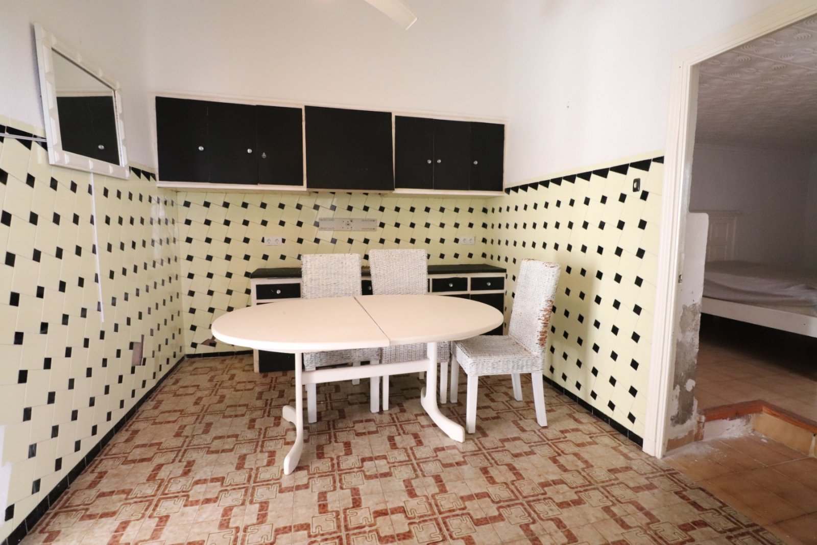 Zentral gelegenes Bungalow mit großem Renovierungspotenzial