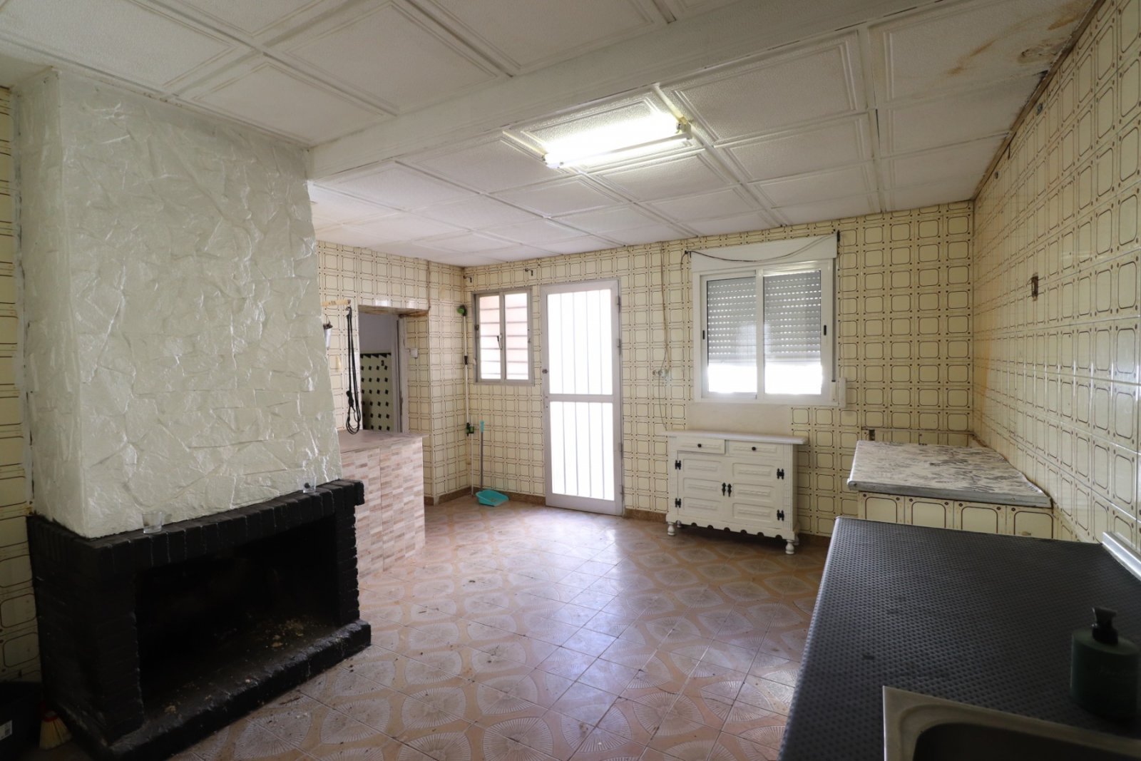Zentral gelegenes Bungalow mit großem Renovierungspotenzial