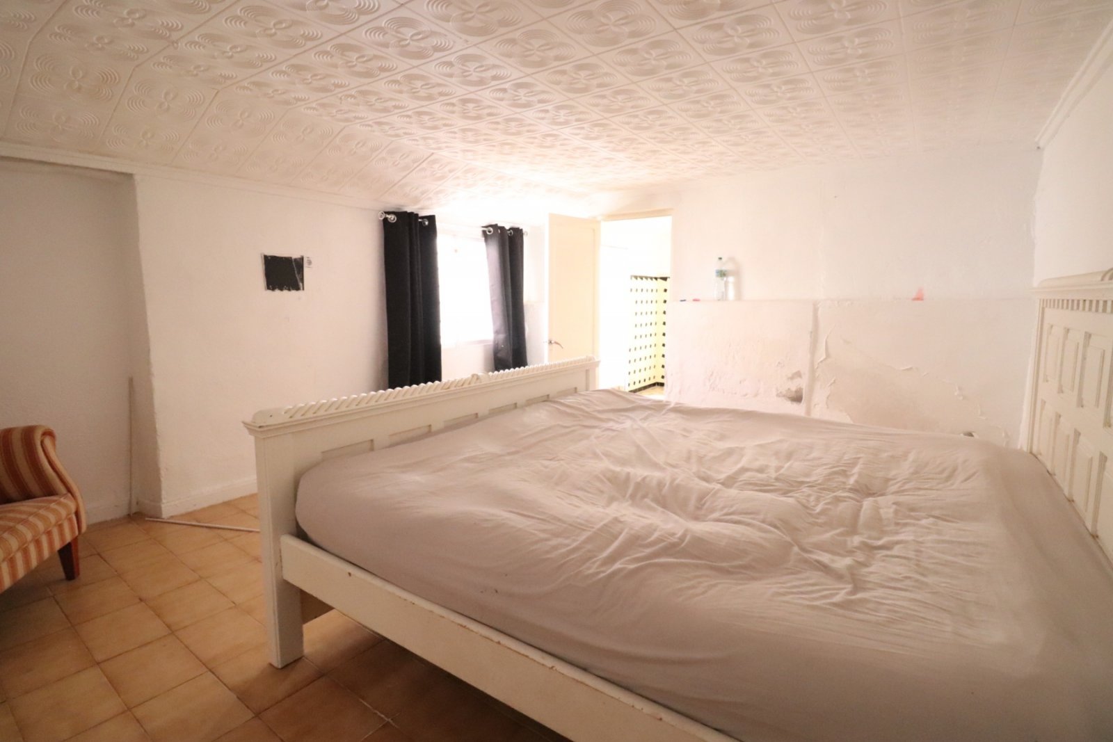 Zentral gelegenes Bungalow mit großem Renovierungspotenzial