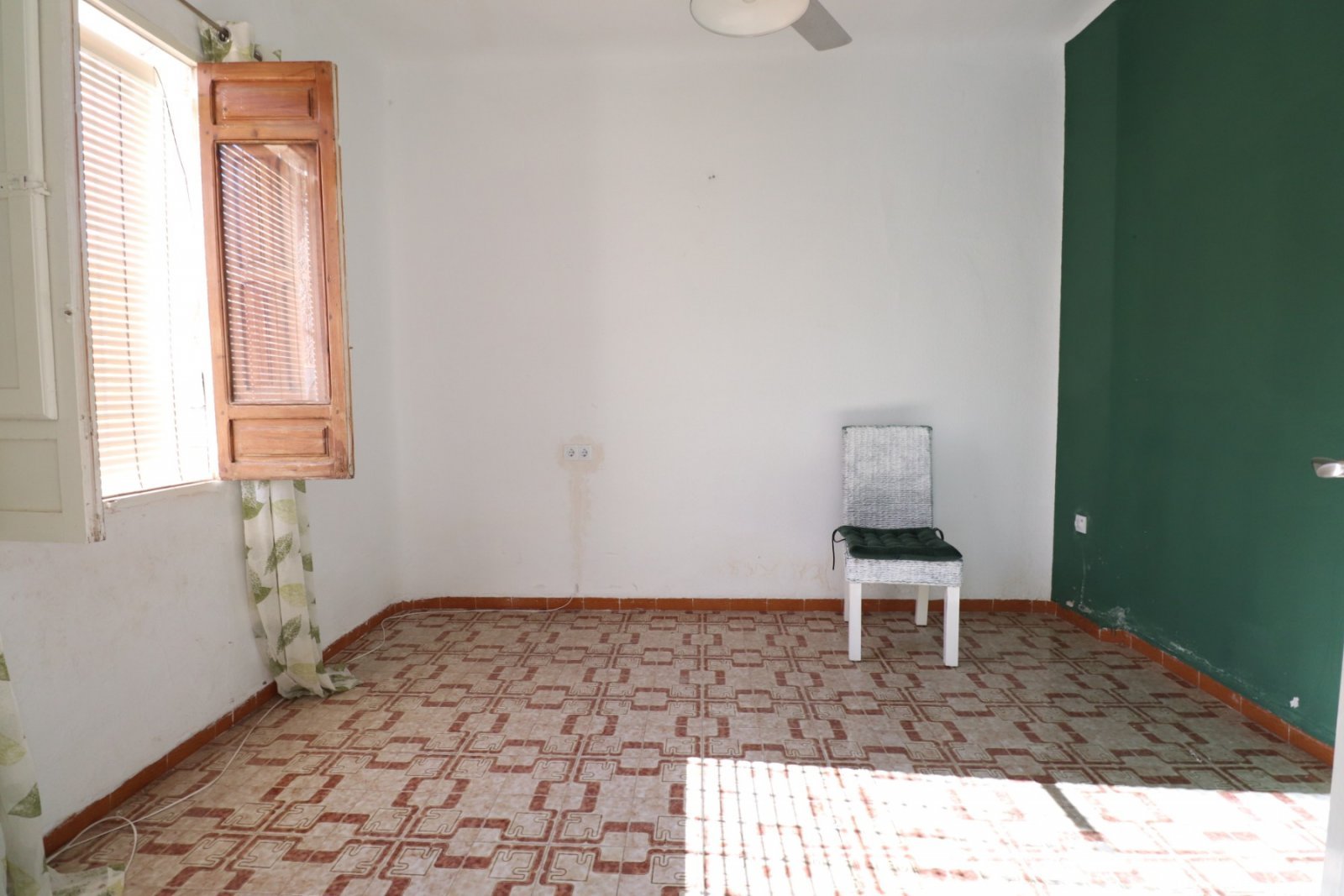 Zentral gelegenes Bungalow mit großem Renovierungspotenzial