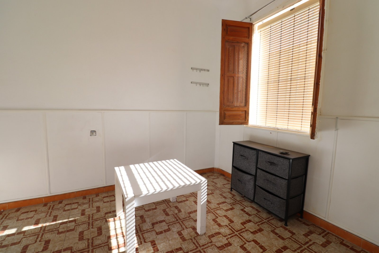 Zentral gelegenes Bungalow mit großem Renovierungspotenzial