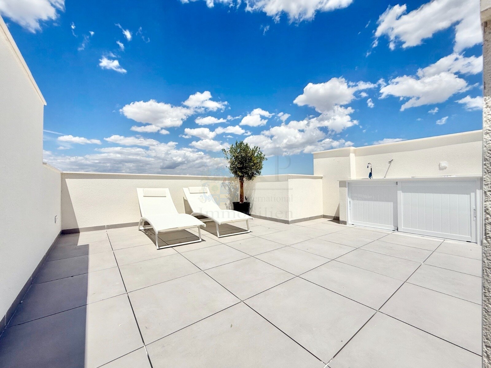 Modernes Reihenhaus mit zwei Etagen und großzügiger Dachterrasse