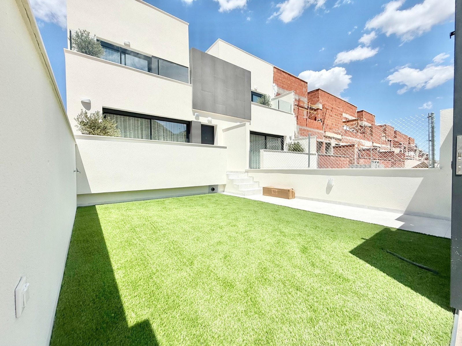 Attraktive Reihenvilla mit Pool und Parkplatz auf eigenem Grundstück
