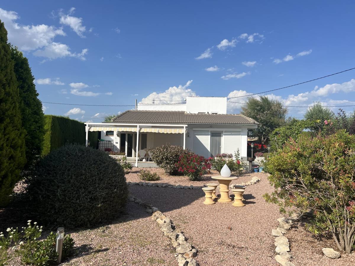 Freistehendes Haus mit großem Grundstück und Garten