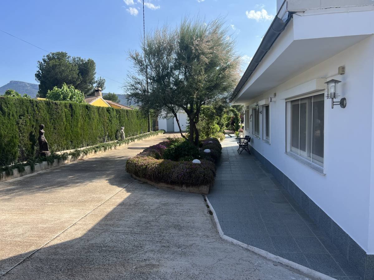 Freistehendes Haus mit großem Grundstück und Garten