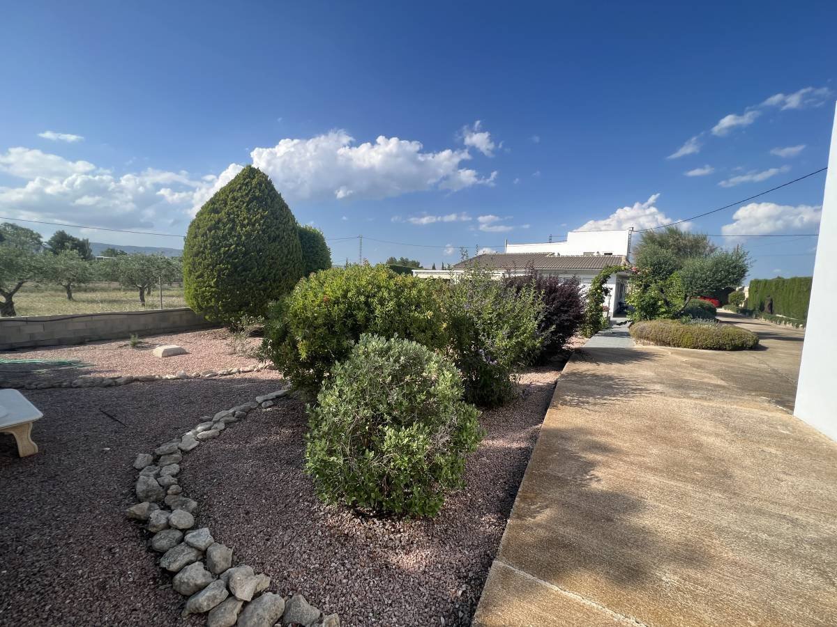 Freistehendes Haus mit großem Grundstück und Garten