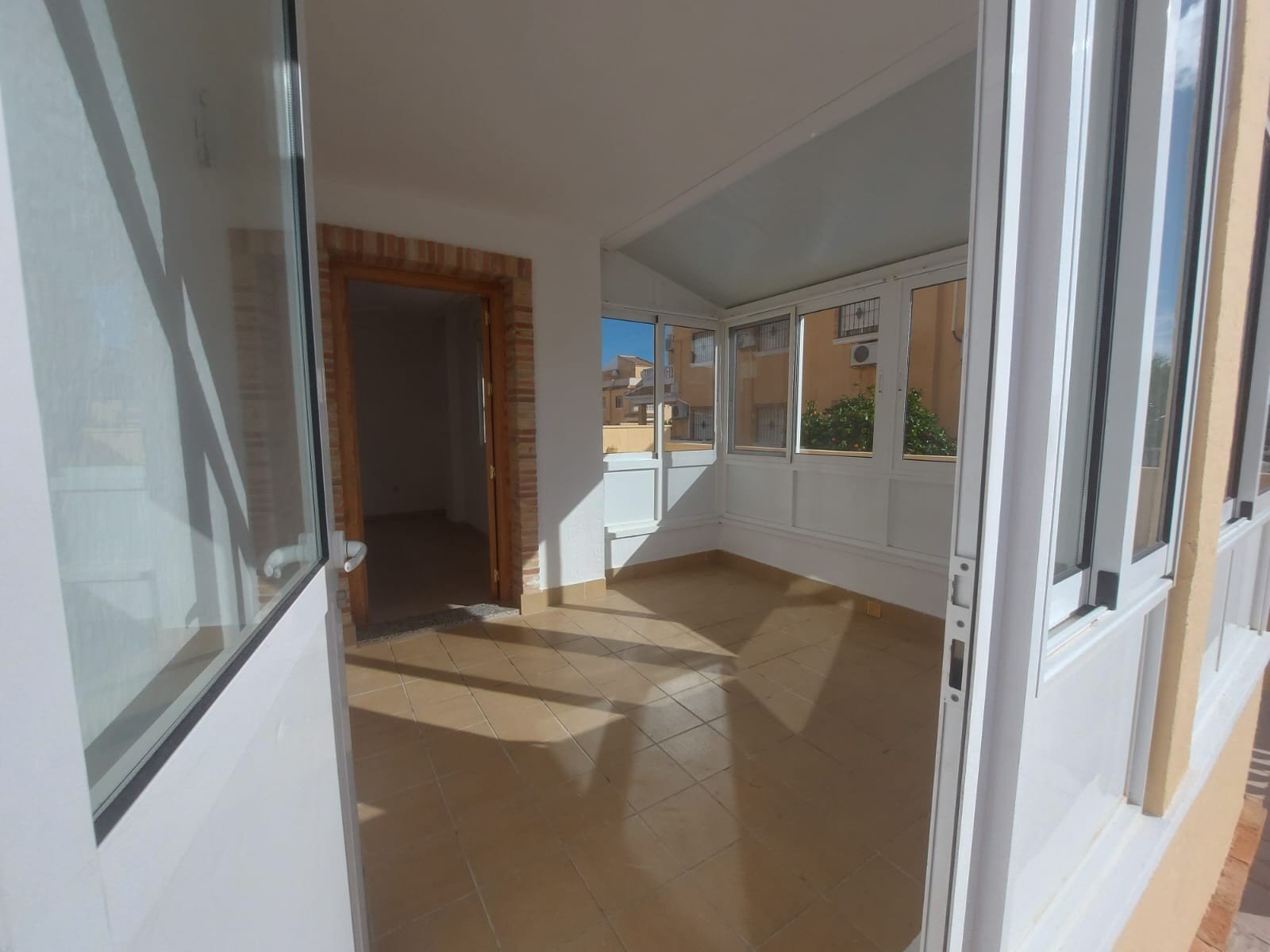 Helles Wohnen mit Pool und Panoramablick