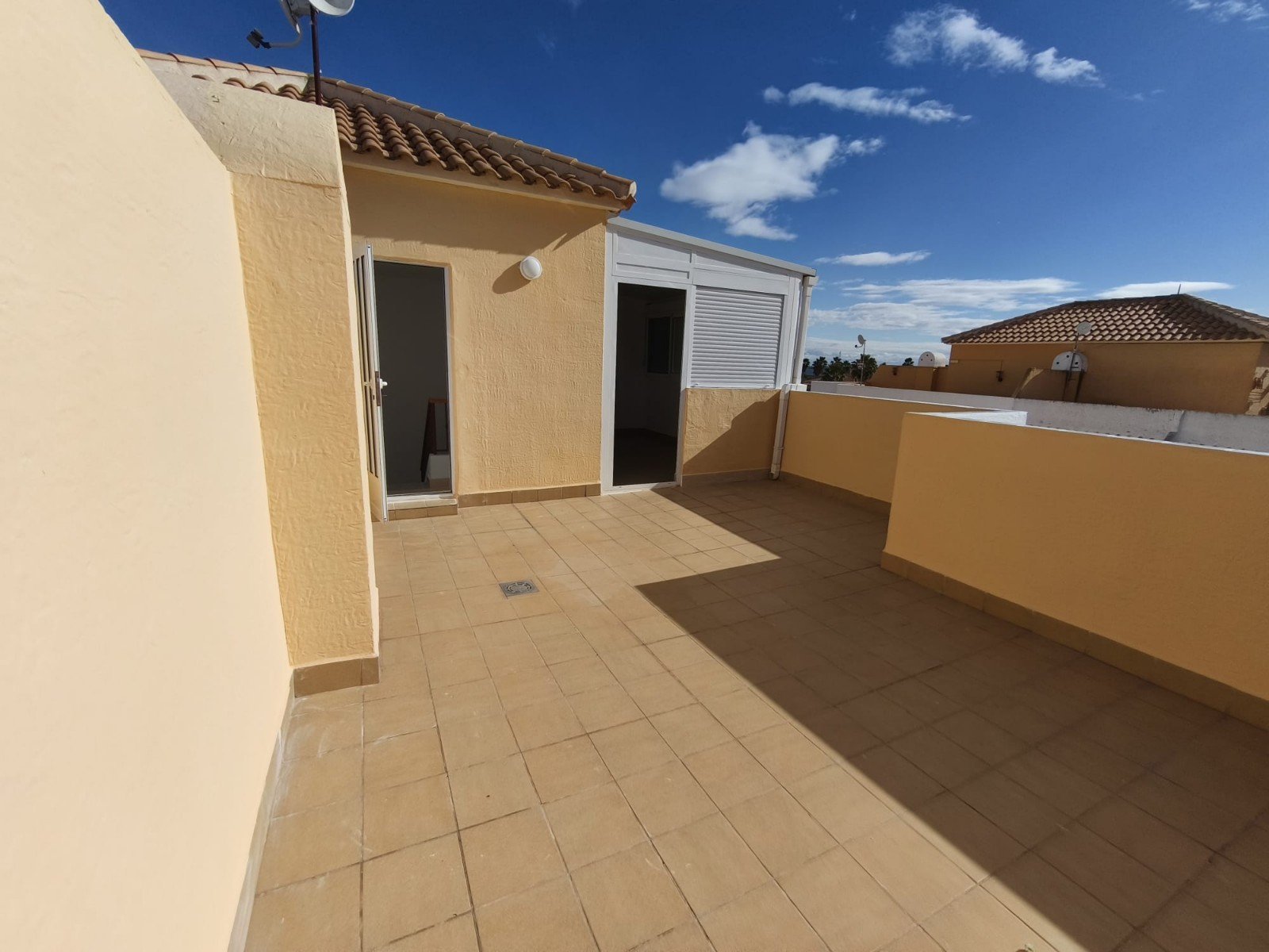 Helles Wohnen mit Pool und Panoramablick