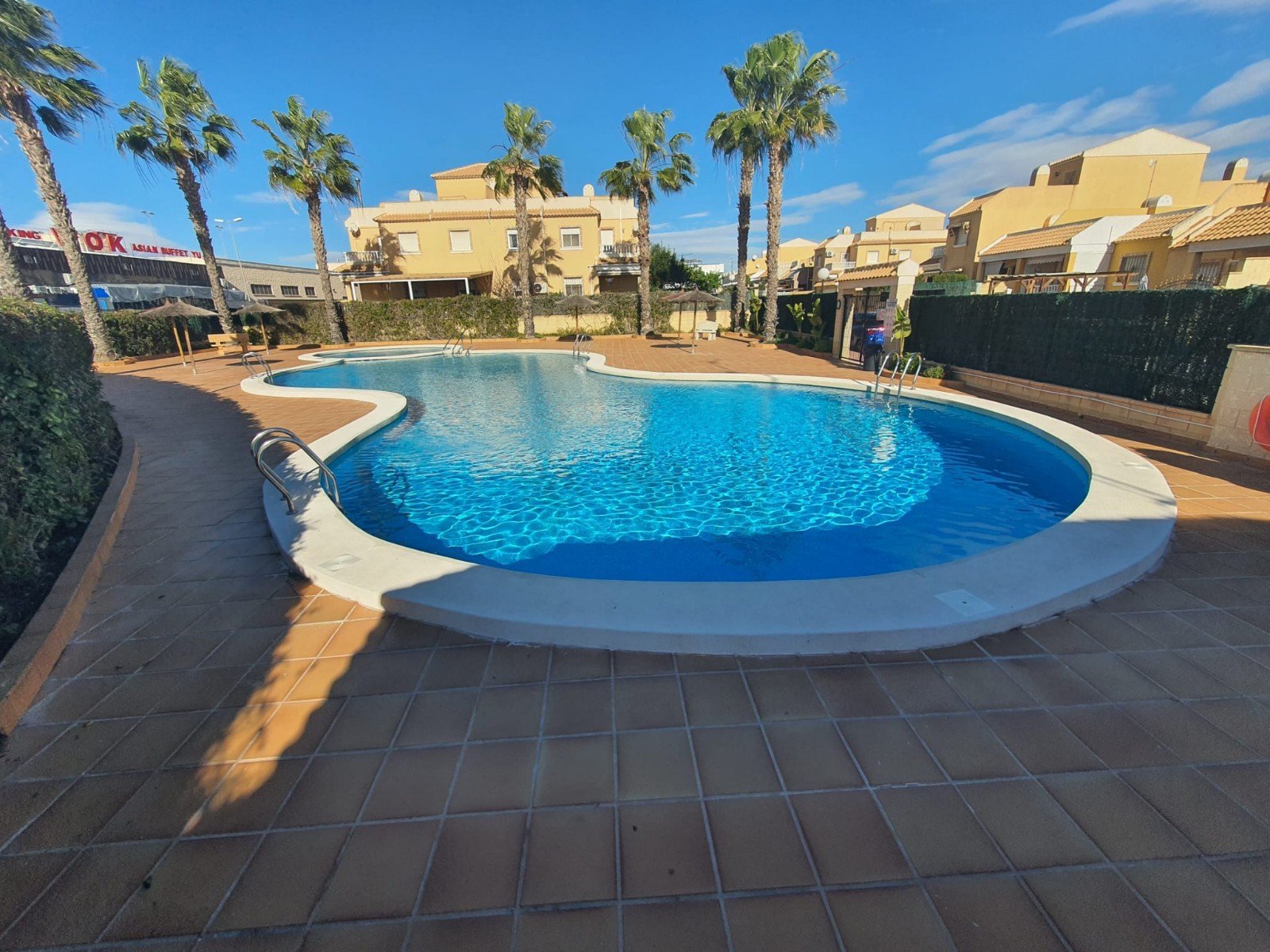 Helles Wohnen mit Pool und Panoramablick
