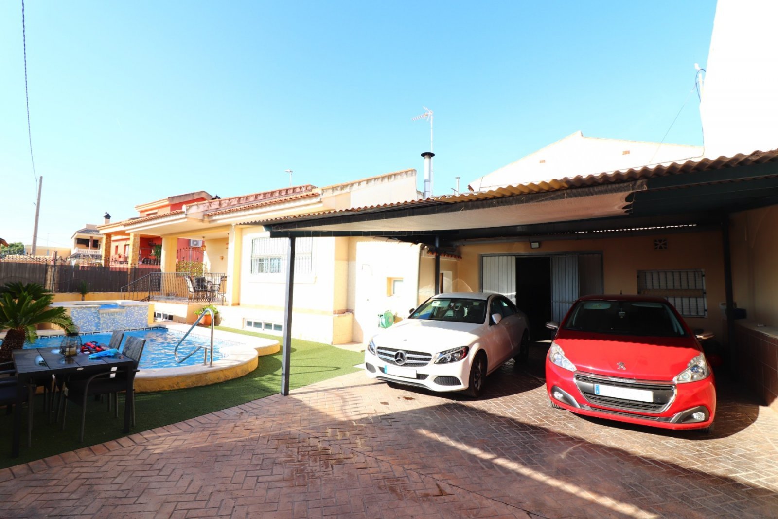 Sonnige Villa mit Pool und traumhaftem Ausblick
