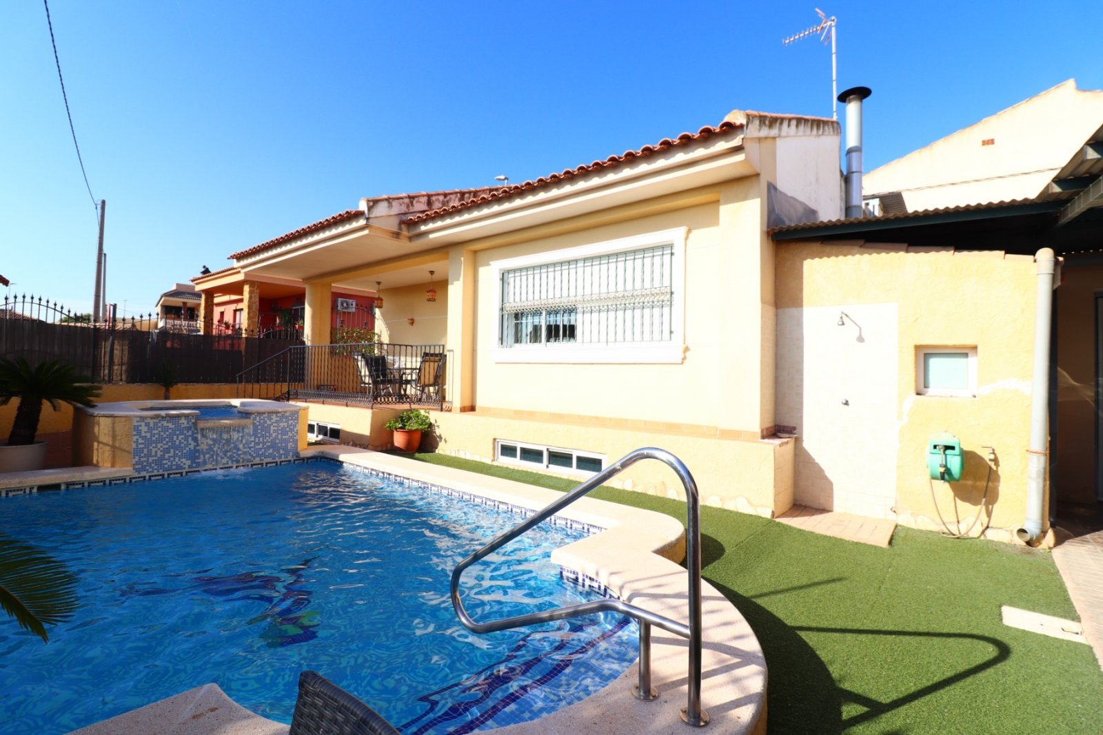 Sonnige Villa mit Pool und traumhaftem Ausblick