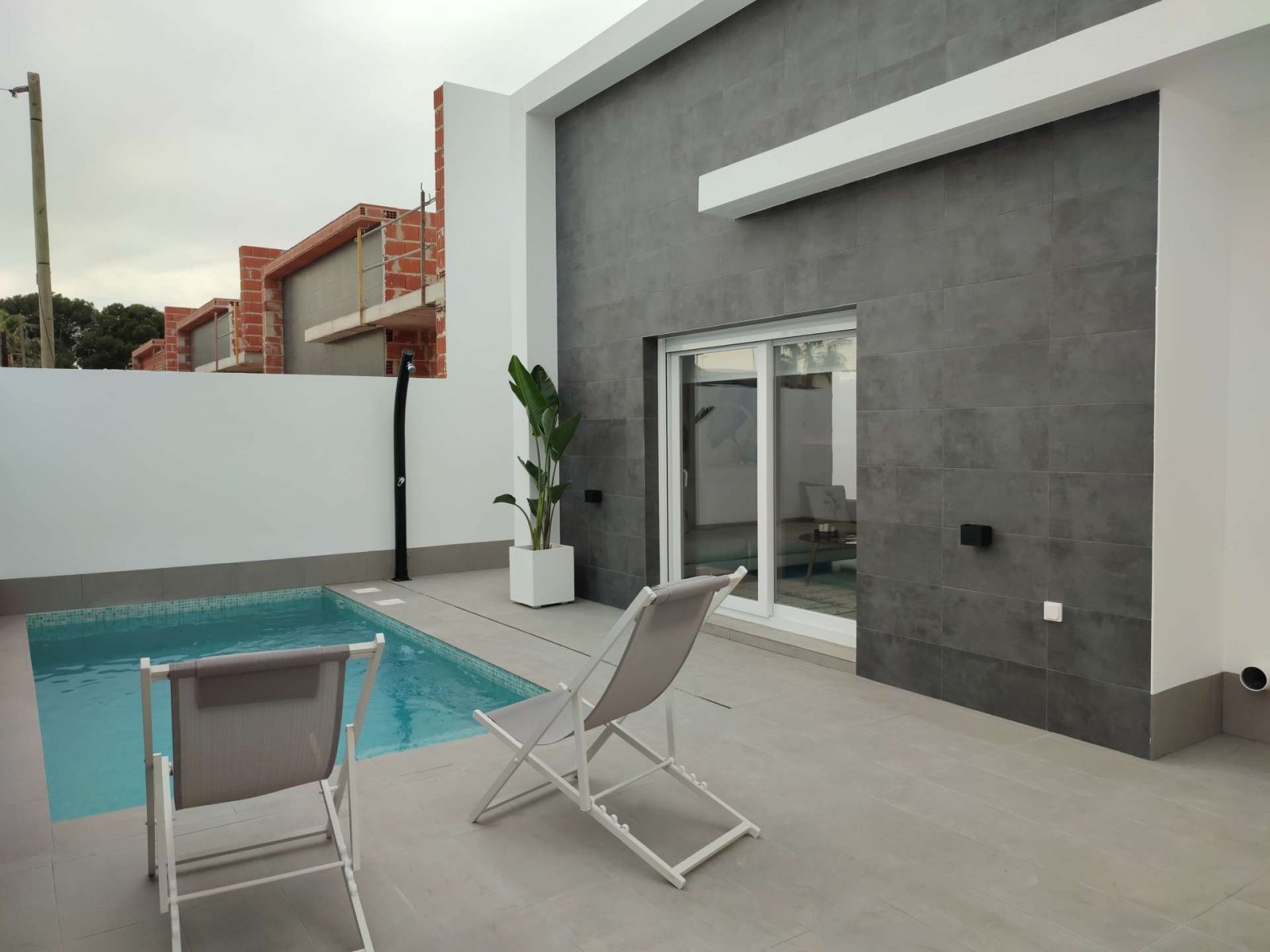 Modernes, ebenerdiges Haus mit Pool in Strandnähe
