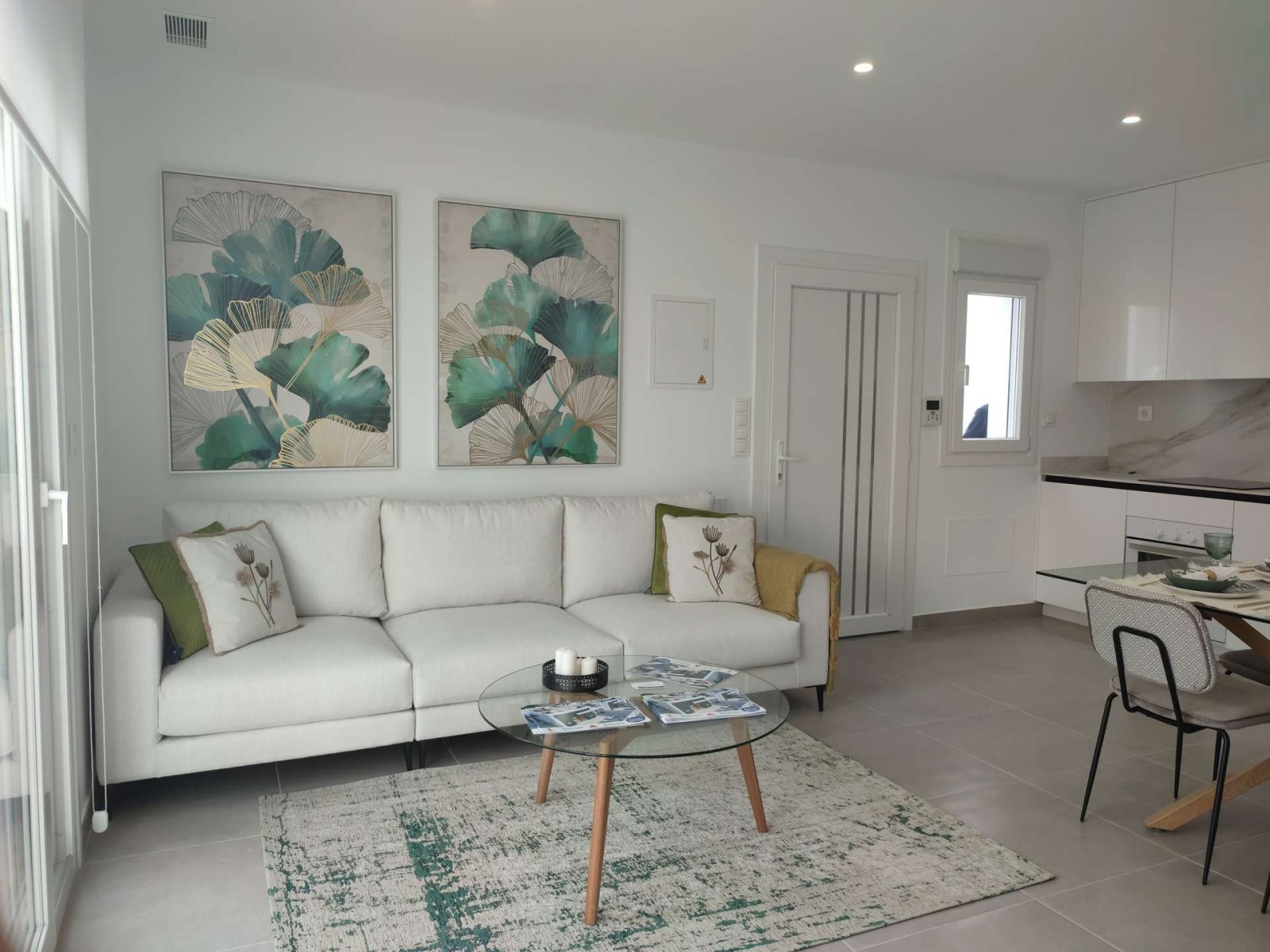 Modernes, ebenerdiges Haus mit Pool in Strandnähe