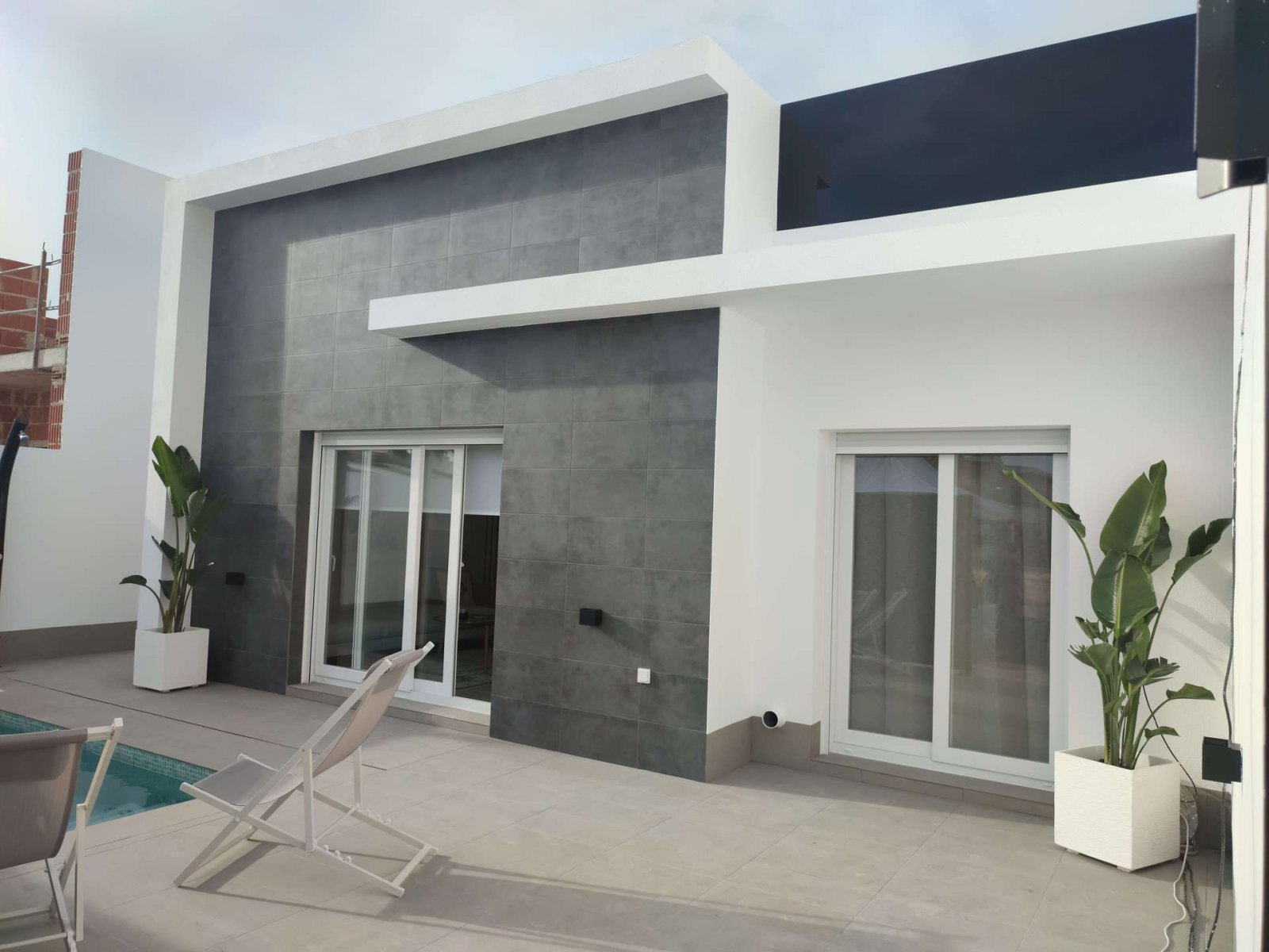 Modernes, ebenerdiges Haus mit Pool in Strandnähe