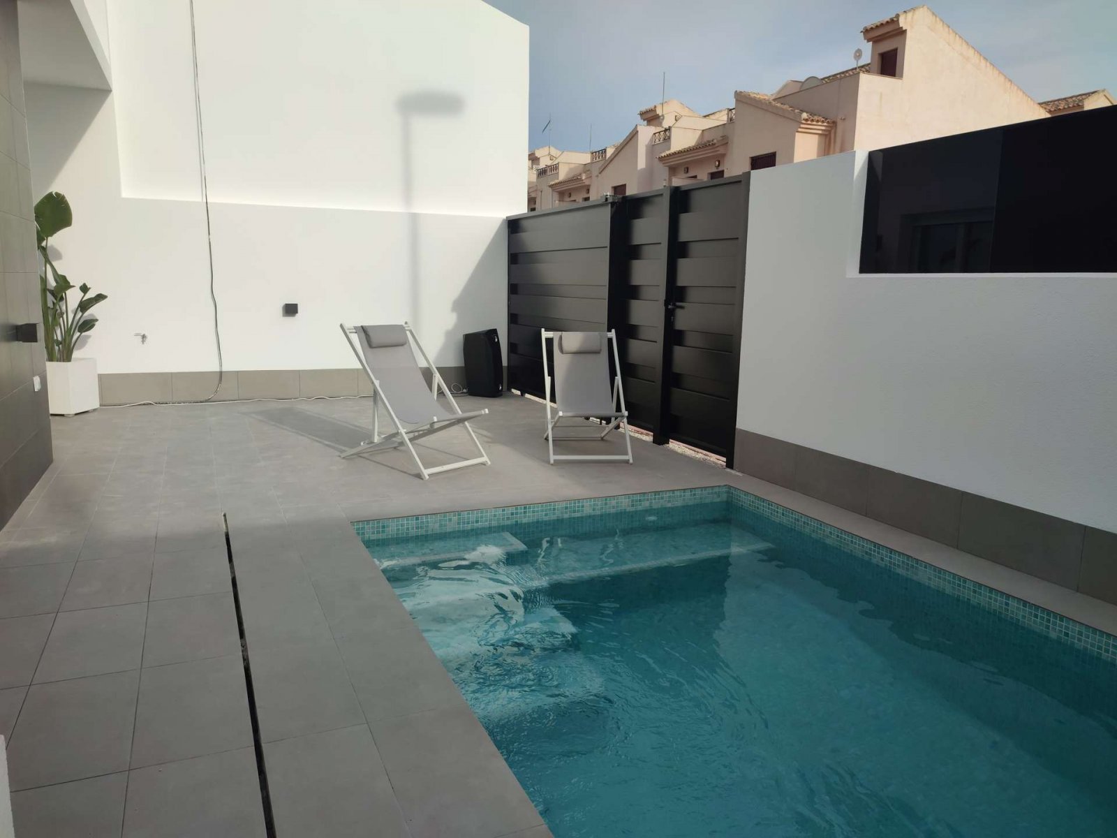 Modernes, ebenerdiges Haus mit Pool in Strandnähe