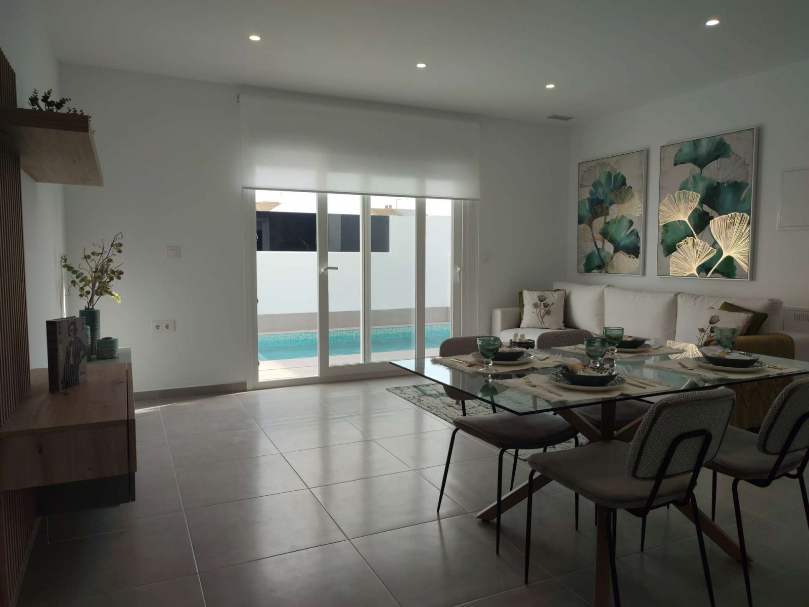 Modernes, ebenerdiges Haus mit Pool in Strandnähe