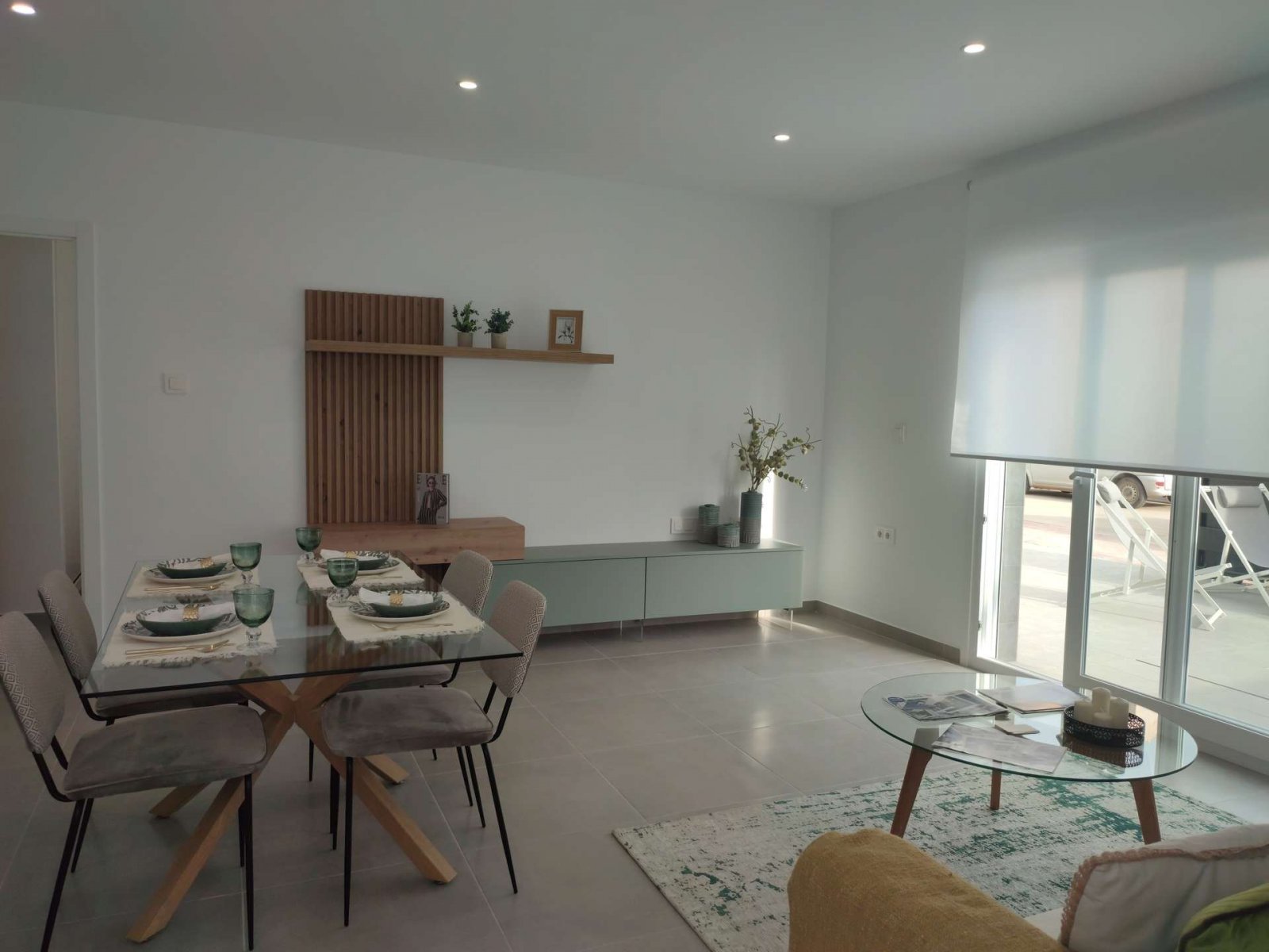 Modernes, ebenerdiges Haus mit Pool in Strandnähe