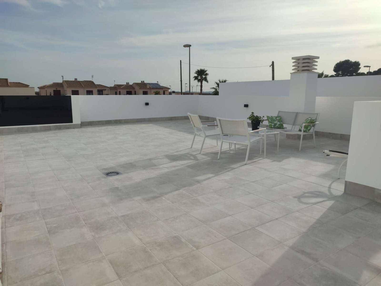 Modernes, ebenerdiges Haus mit Pool in Strandnähe
