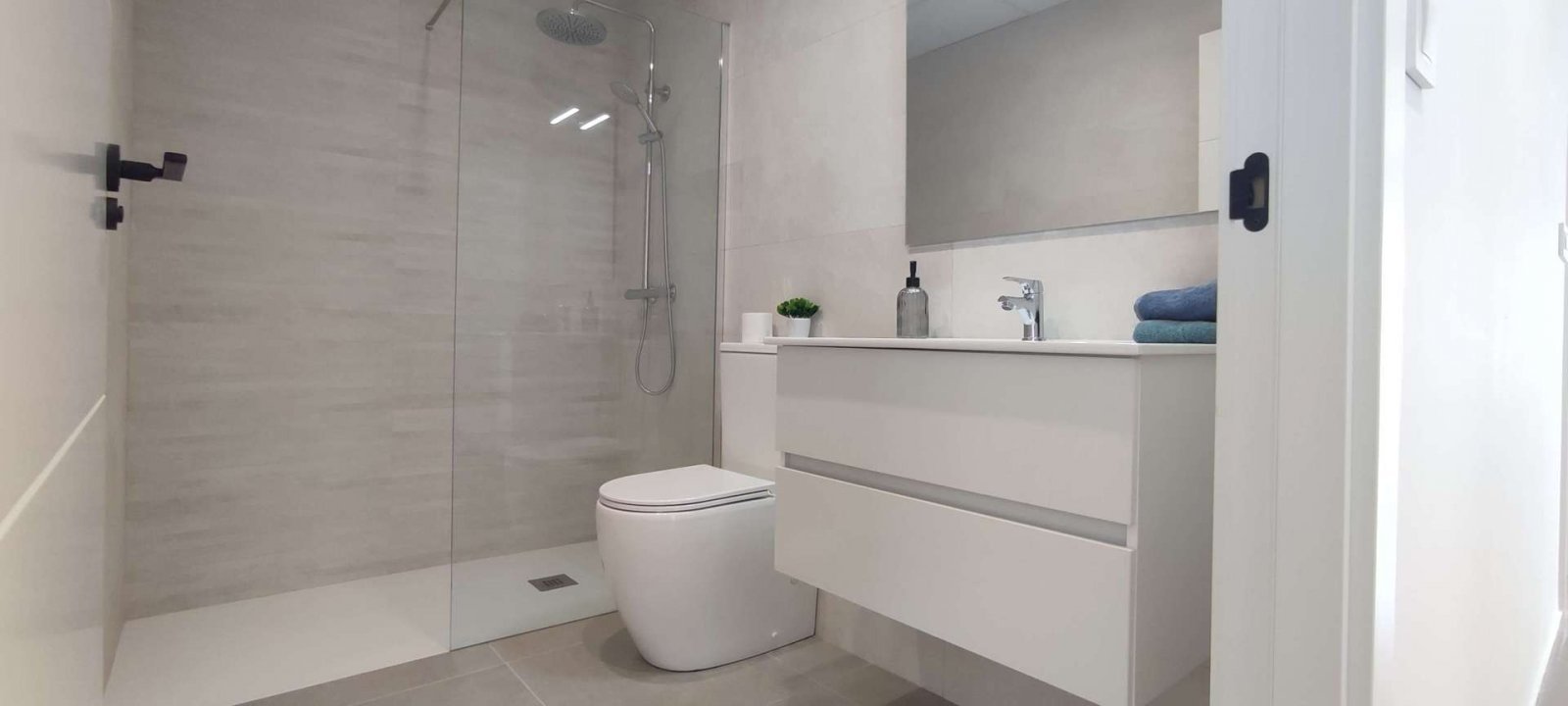 Modernes, ebenerdiges Haus mit Pool in Strandnähe