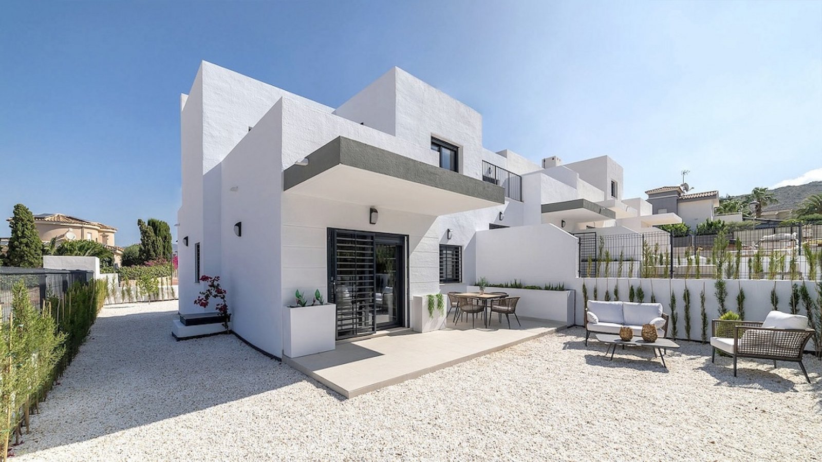 Moderne Reihenhaus-Villa mit 3 Schlafzimmern, 2 Bädern, Gemeinschaftspool und eigenem Parkplatz
