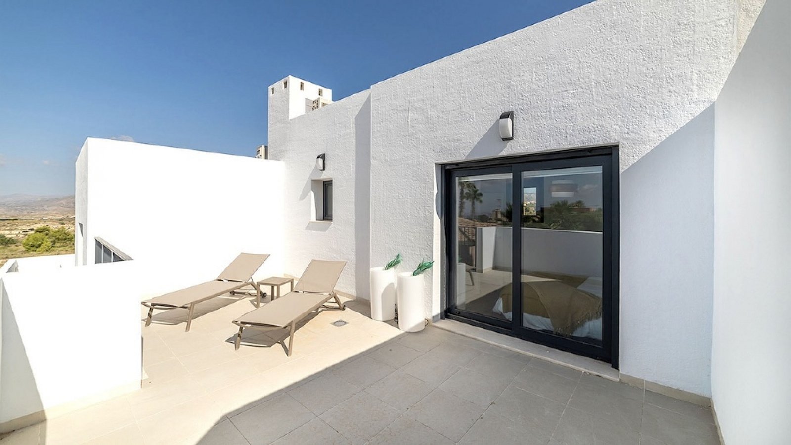 Moderne Reihenhaus-Villa mit 3 Schlafzimmern, 2 Bädern, Gemeinschaftspool und eigenem Parkplatz