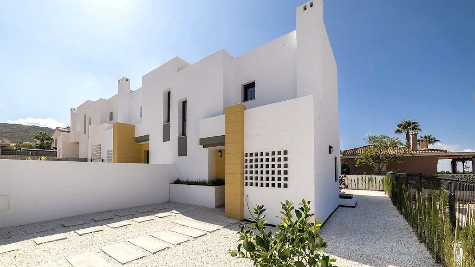 Moderne Reihenhaus-Villa mit 3 Schlafzimmern, 2 Bädern, Gemeinschaftspool und eigenem Parkplatz