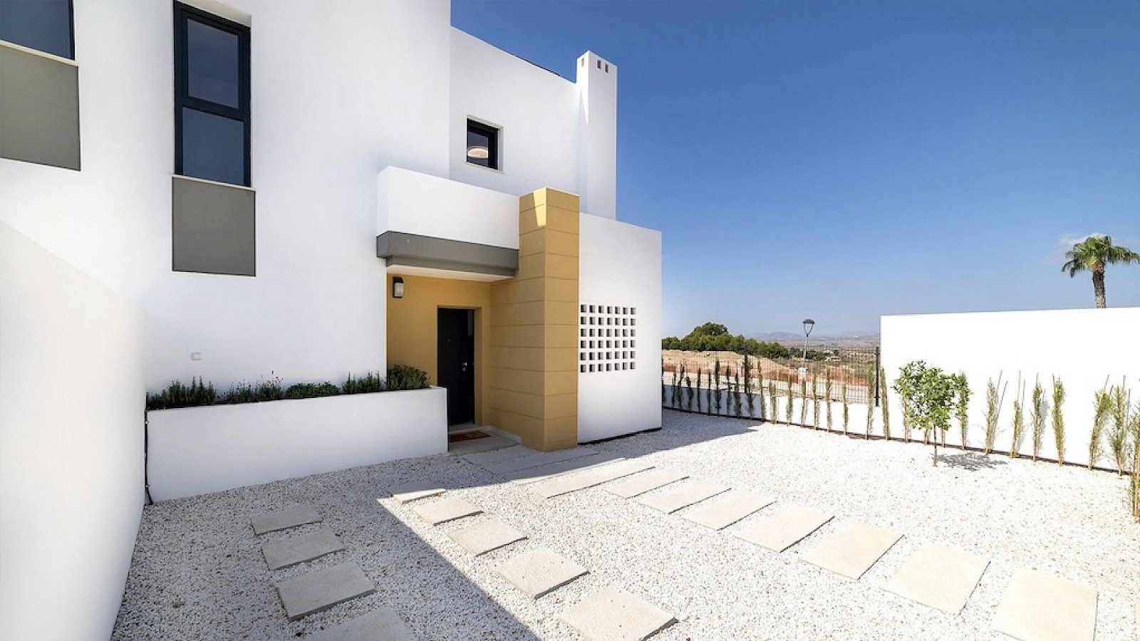 Moderne Reihenhaus-Villa mit 3 Schlafzimmern, 2 Bädern, Gemeinschaftspool und eigenem Parkplatz