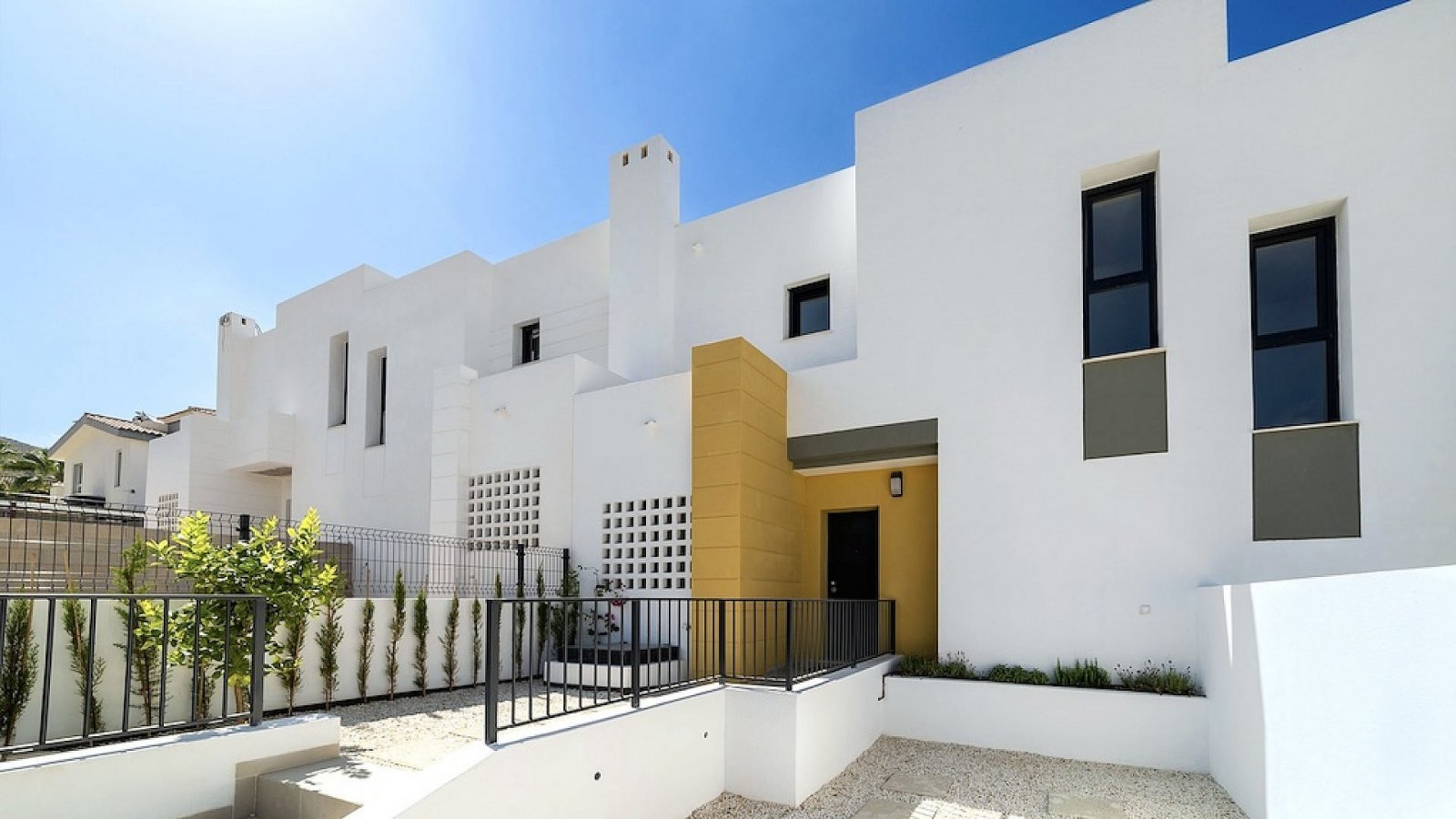 Moderne Reihenhaus-Villa mit 3 Schlafzimmern, 2 Bädern, Gemeinschaftspool und eigenem Parkplatz